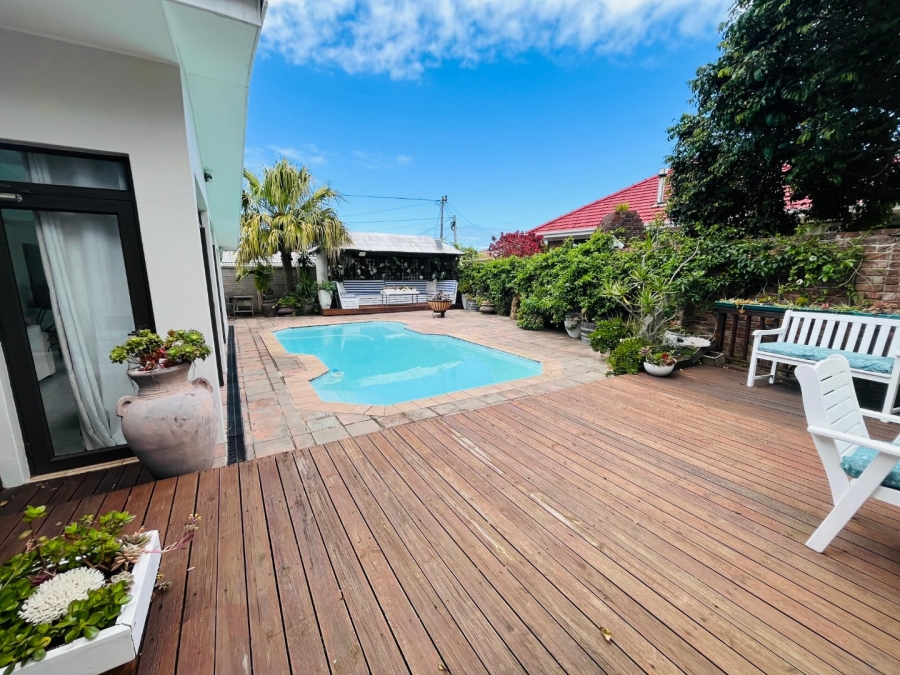 6 Bedroom Property for Sale in Gonubie Eastern Cape